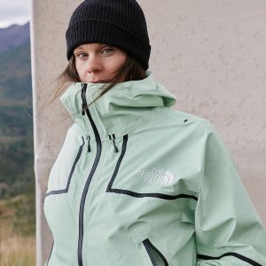 The North Face get超火的山系风穿搭 冲锋衣$140、卫衣$84