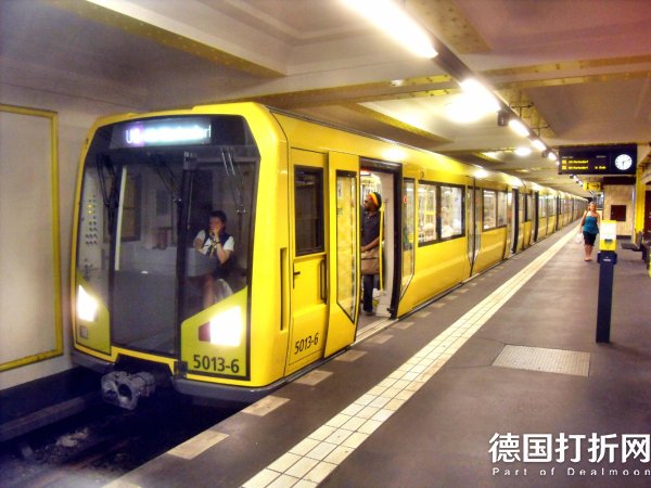 Berlin-_U-Bahn-Station_Kochstraße-_auf_Bahnsteig_zu_Gleis_1-_Richtung_Berlin-Alt-Tegel-_U-Bahn_BVG-Baureihe_H_5013-6_8.8.2009.jpg