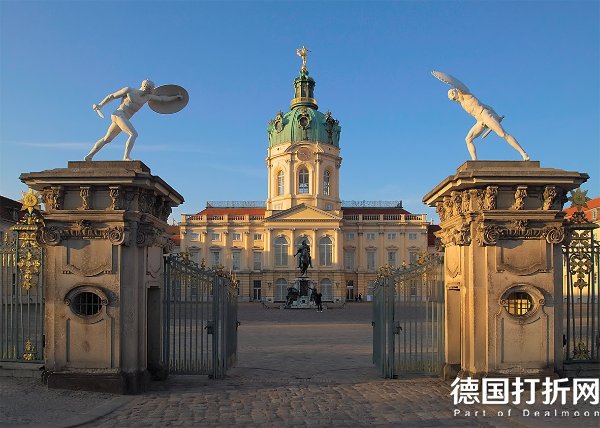 Berlin_-_Schloss_Charlottenburg_Süd-Portal.jpg