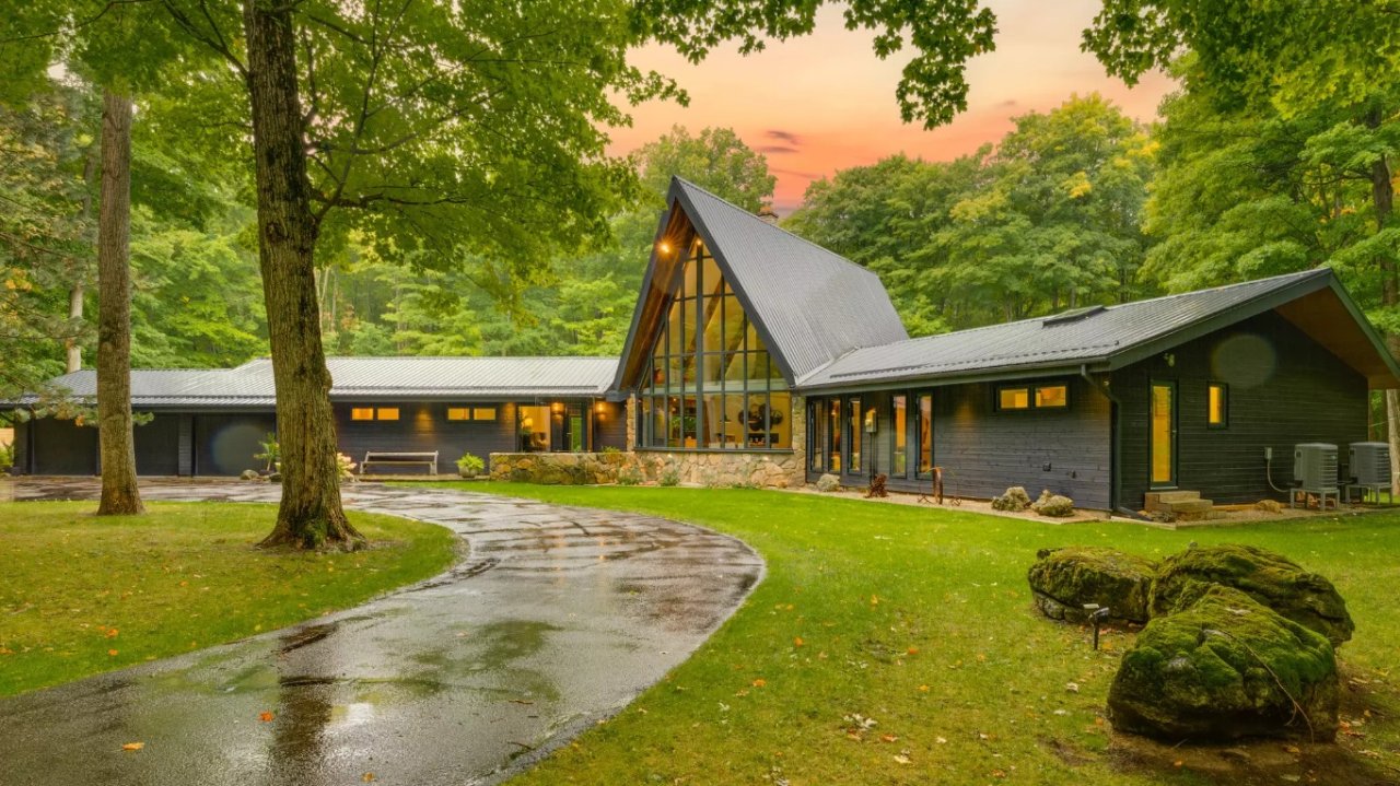 多伦多著名现代建筑师Leo Venchiarutti打造的400万森林式豪宅有多奢华？附近滑雪场、高尔夫球场一应俱全！