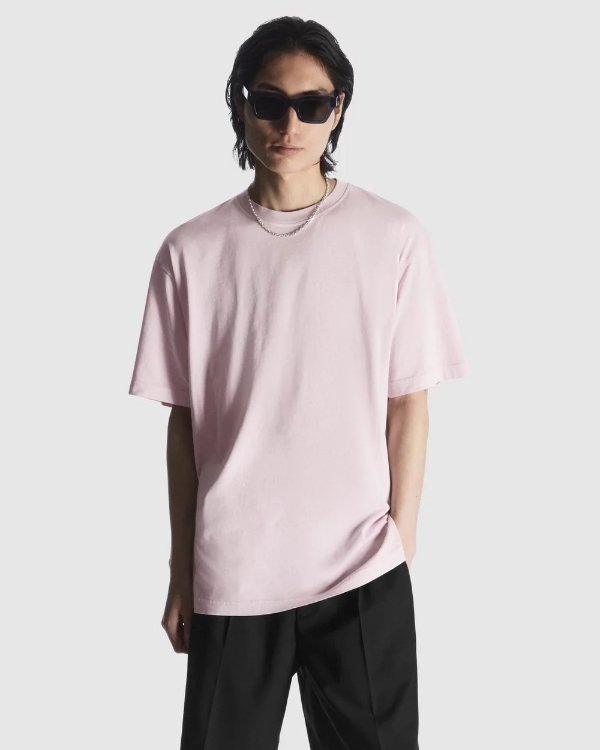 浅粉色T恤