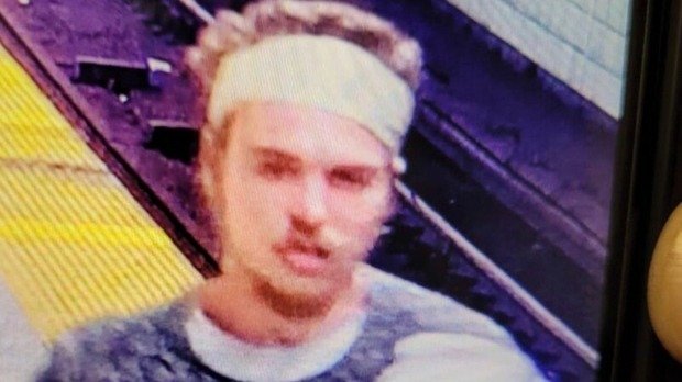 多伦多地铁站又突发一起随机袭击！受害男子被刺伤脖子，情况十分严重！嫌疑人照片曝光，全网通缉！