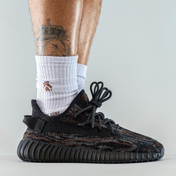 YEEZY BOOST 350 V2 ADULTS YEEZY BOOST 350迷彩黑天使上脚图220.00 超