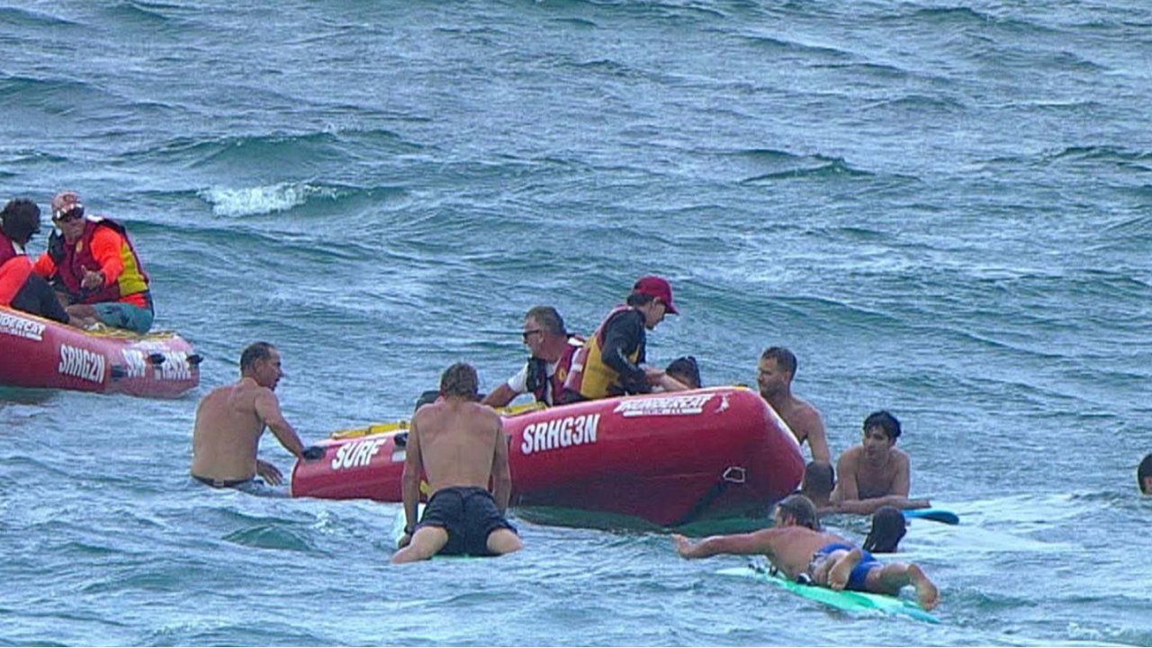 悉尼海滩惊魂一刻，25名游客被离岸流卷走！关键时刻，这群人出手了…
