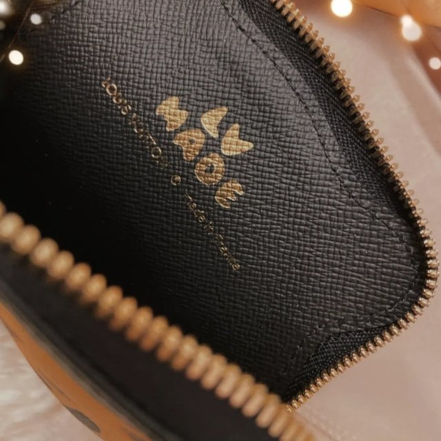 Louis Vuitton 虎年好物封面Nigo零钱包$1020 虎头领带$290 老花