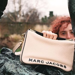 Marc Jacobs 夏季大促 收爆款相机包、枕头包、史努比联名T恤