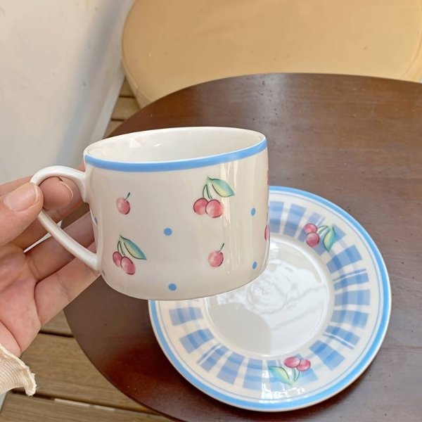 樱桃咖啡杯和碟子