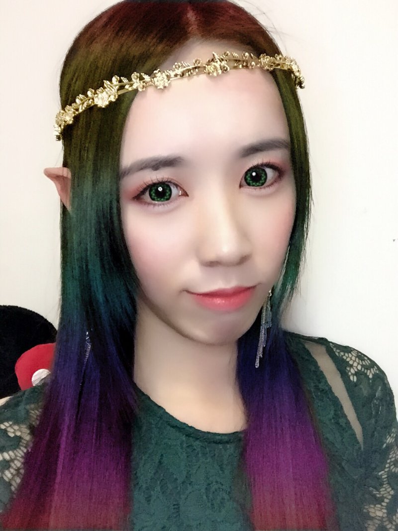 由于本人没有假发和绿色美瞳,就用美图秀秀后期ps一下,将就看看吧