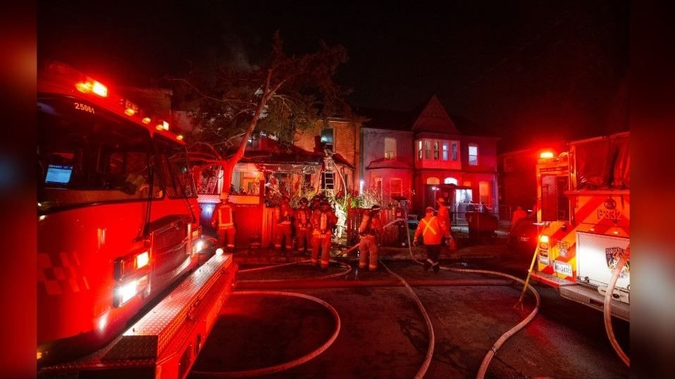 现场视频！多伦多唐人街民宅深夜发生火灾！消防员从从阳台和屋顶救出数人，6人受伤！