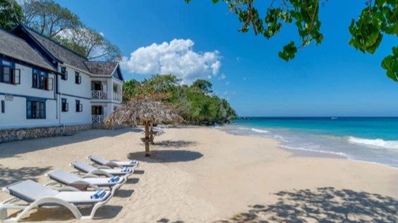 为特鲁多牙买加度假买单富豪身份被扒！继承妻子家族庄园，两家有半个世纪交情！