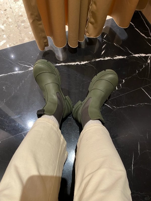 墨绿色雨靴