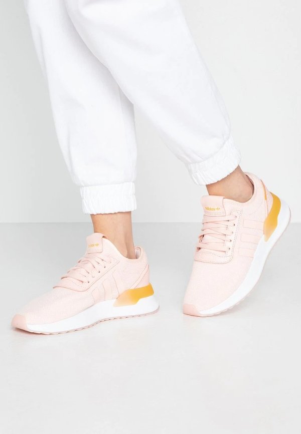 樱花粉运动鞋