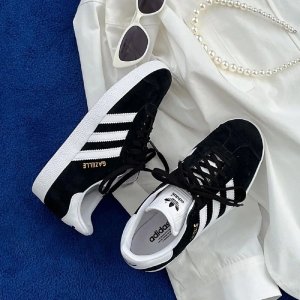 Adidas多个码有货 划算到爆呀！黑色 Gazelle 儿童运动鞋