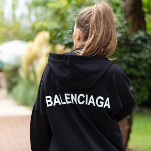 Balenciaga 潮衣再上新 百搭logo卫衣加入折扣