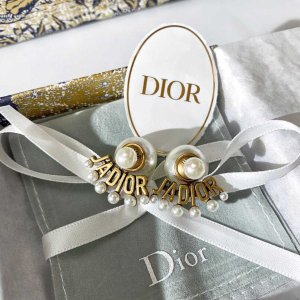 上新：Dior 精美配饰 收秋冬新款LOGO手链、耳饰等大热款