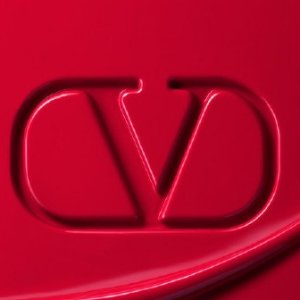 上新：Valentino 奢侈品牌进军彩妆 Logo气垫粉底€64