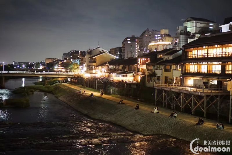 夜晚的鸭川,每个人就好像自带结界,等间距地坐着.