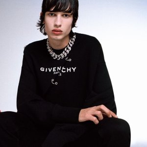 Givency 杀回时尚圈 秋冬先锋主义 华丽与粗粝 时髦与实用并行
