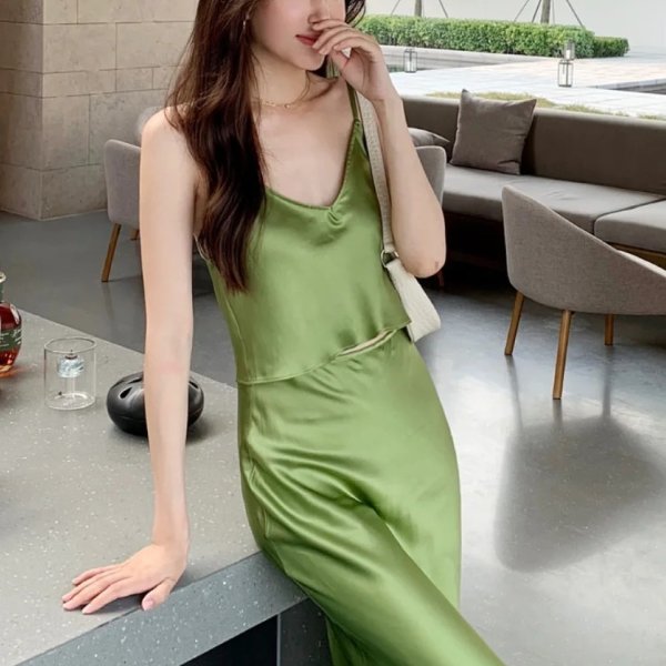 绿色缎面连衣裙