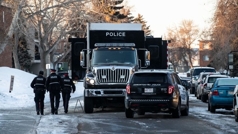 细节曝光！加拿大两名警察遭枪击殉职，16岁嫌疑人自杀死亡，之前还射杀了必胜客员工！