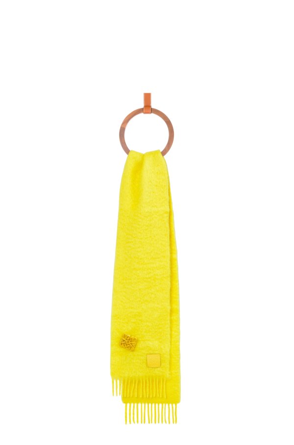 黄色胸针围巾