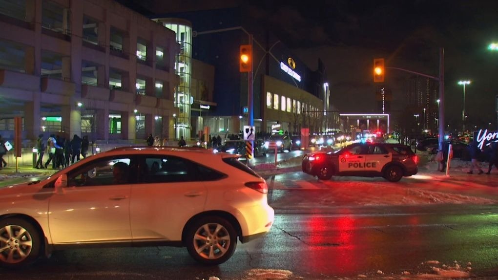 Yorkdale突发群殴可能还有人持枪！大批警力出动，商家紧急锁店路人惊恐逃离！