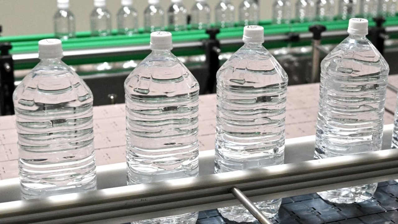 最新研究发现 - 每升瓶装水含有数十万个塑料颗粒