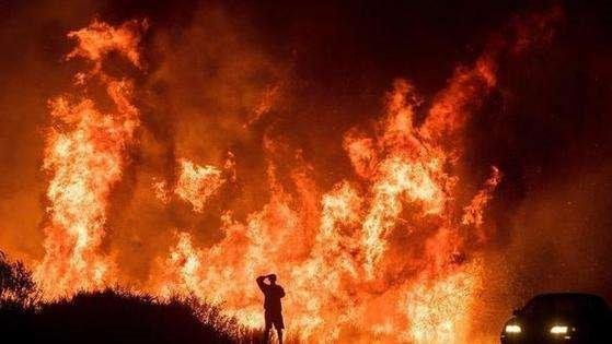 美国山火肆虐：现场照片触目惊心，加州浓烟蔽日，当地居民大规模紧急撤离