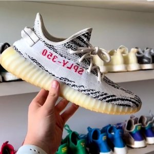 澳洲11.11：Yeezy 现货专场 收黑武士、骨白、冰蓝斑马 绝版款