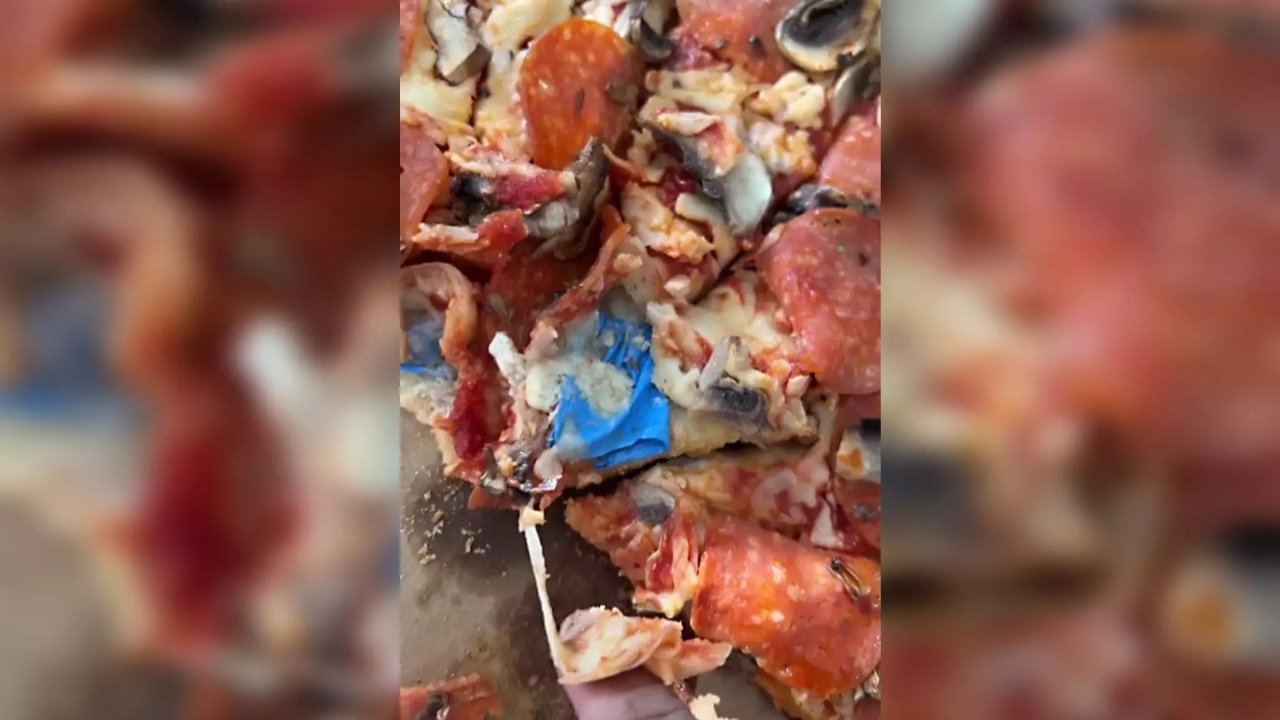 恶心吐了！安省一男子披萨被“加料”，竟然吃出橡胶手套！