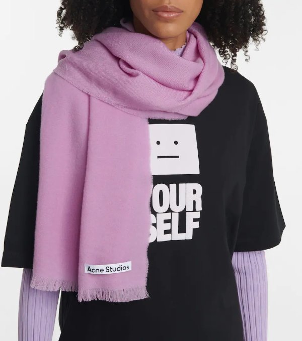 淡紫色羊毛围巾