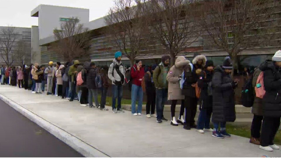 加拿大就业市场现状！多伦多招聘会引数百人排队，许多留学生寒风中苦等数小时！