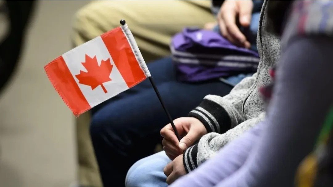 加拿大华人小哥拼搏5年拿到永居身份，移民局居然问都没问就一键撤销了！