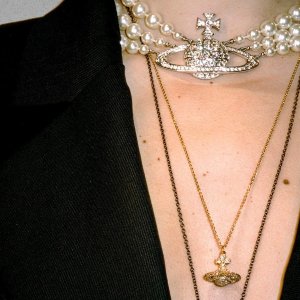 上新：Vivienne Westwood 小土星系列上新 珍珠小土星耳饰$260