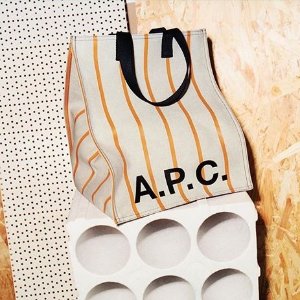 A.P.C. 法式简约风轻奢美包热卖 收经典logo半月包、帆布tote