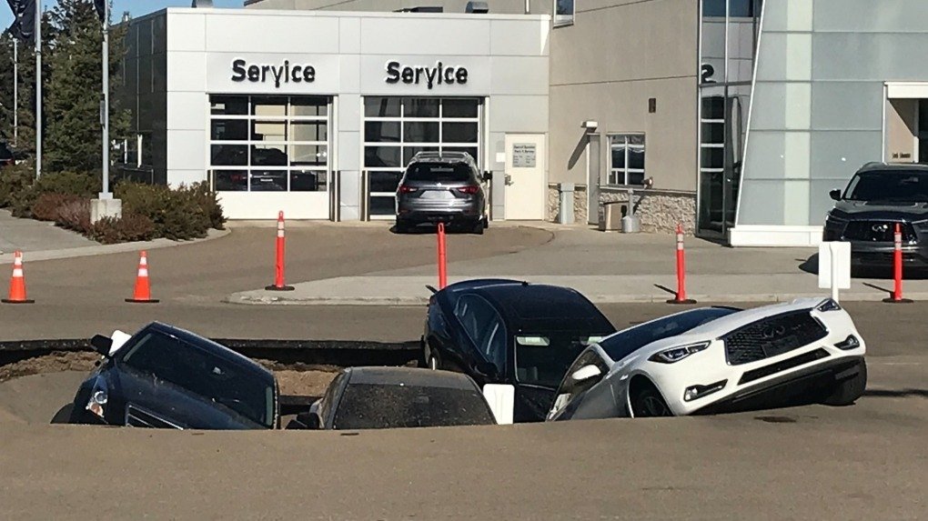 离奇！加拿大一停车场突现天坑，多辆汽车被陷正在救援！