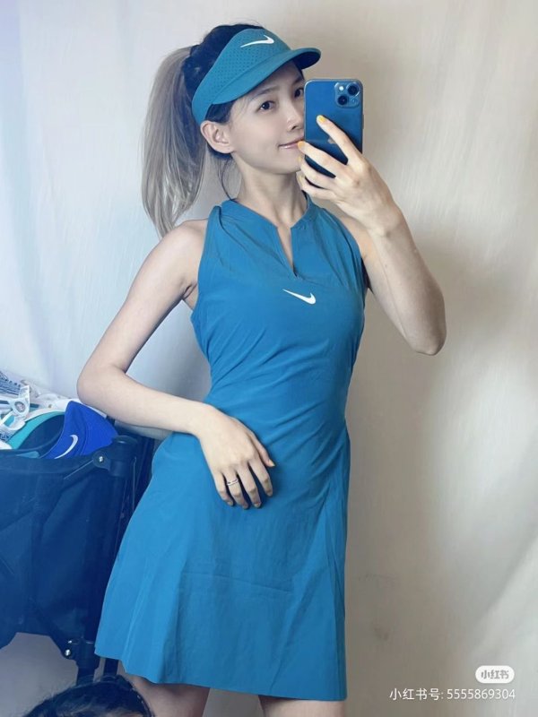 蓝色网球连衣裙
