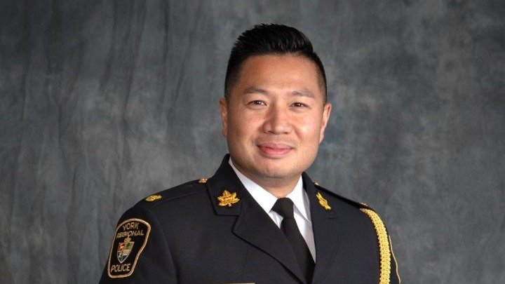 安省亚裔任伦敦市警察局长！作为难民来到加拿大，成为全国最年轻顶级警察之一！