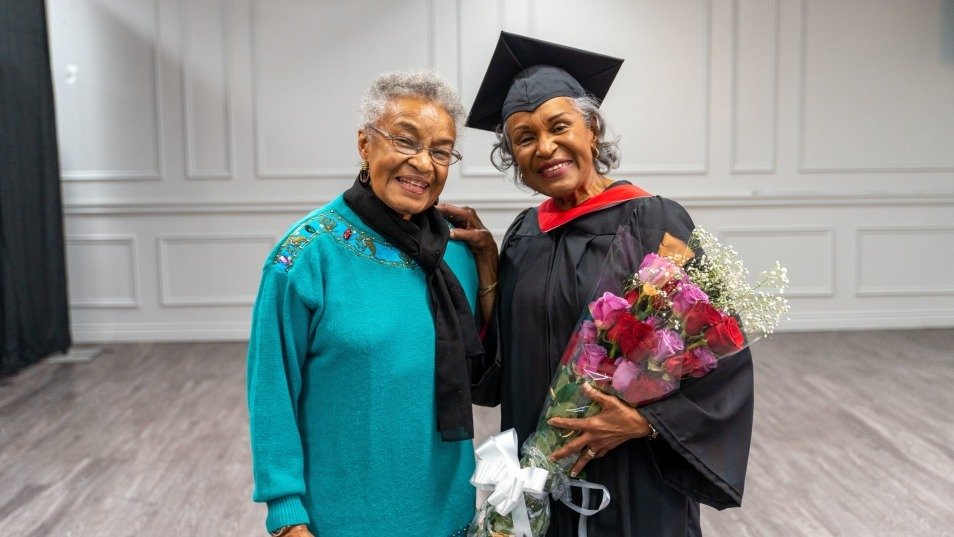 励志奶奶！和孙女一起上大学，85岁大学毕业，获得约克大学文学学士学位！还将继续攻读硕士学位！