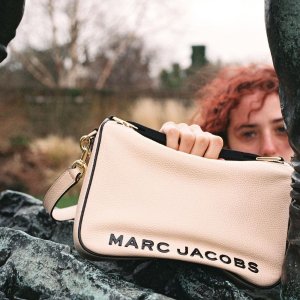清仓价：Marc Jacobs 新款Soft Box粉色斜挎包 变相3.9折