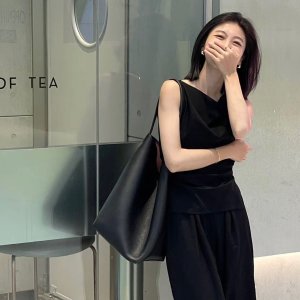 一律9折 爆款迷你云朵包€35COS 黑色系穿搭 高级感一件拉满 爆款连衣裙、秋季外套等