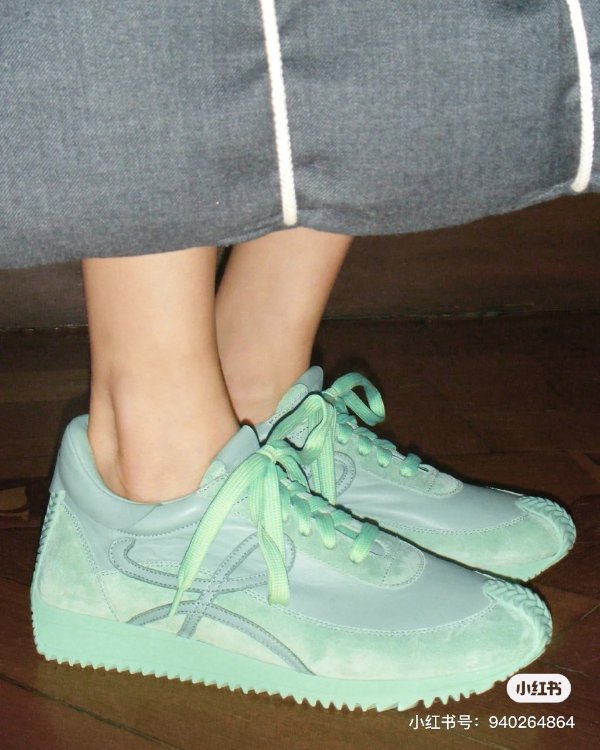 橄榄绿运动鞋