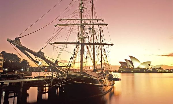 Sydney Harbour Tall Ships 2.5小时红酒+小食晚宴巡游