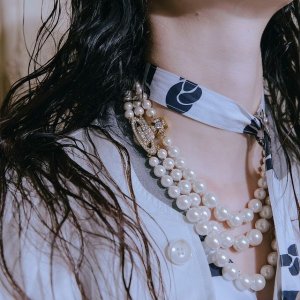 独家6.7折 土星耳钉€62真便宜Vivienne Westwood 王牌配饰包包热卖 珍珠浮雕款美翻天