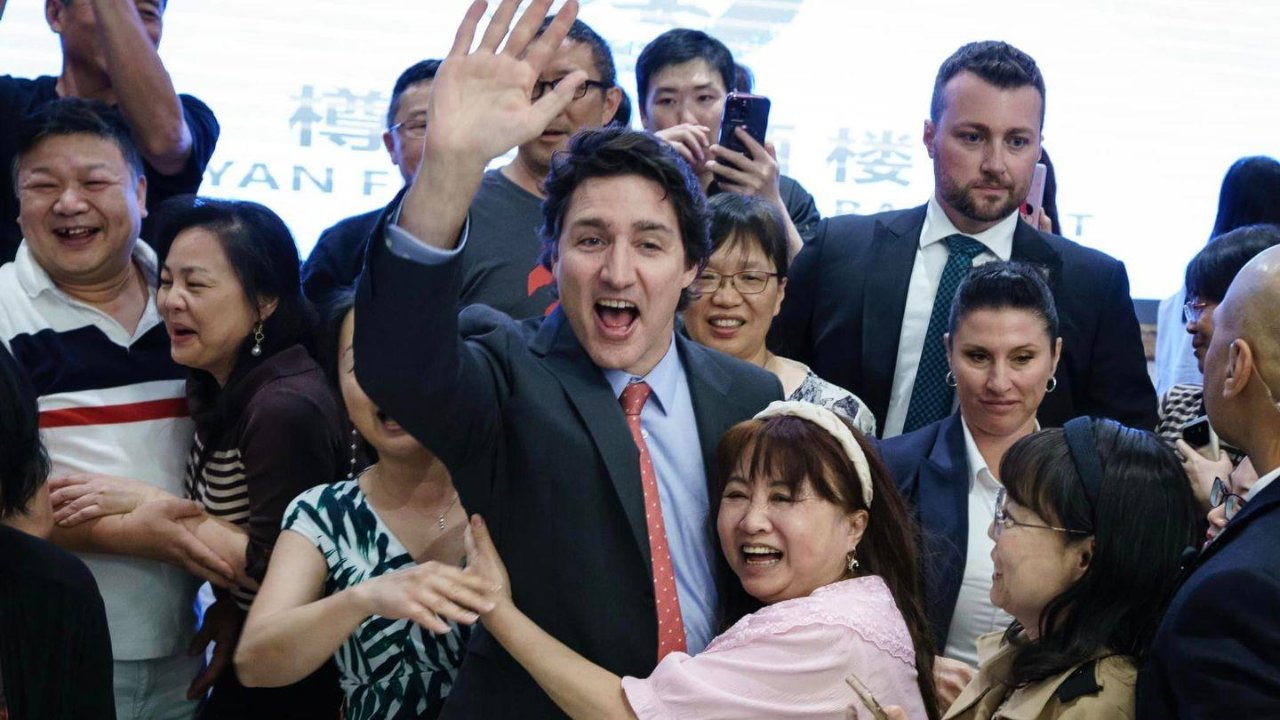 加拿大总理特鲁多惊现多伦多华人餐厅！餐厅顾客纷纷上前合照！