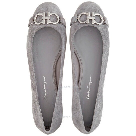 浅灰色单鞋