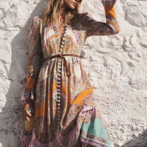 Zimmermann 新品上线 收彩虹配色连衣裙、蕾丝元素度假风