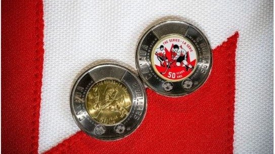 加拿大发行新“彩色冰球版”2元硬币，女王头像仍在！行家看看值得收藏吗？