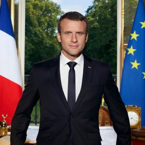 想给法国总统马克龙写信吗？会收到亲签回复+照片的那种哦！