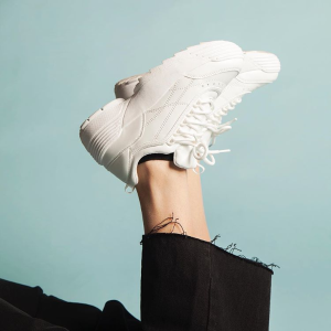 2020跨年礼：Skechers Clarks 等品牌鞋履 $22.5收坡跟凉鞋